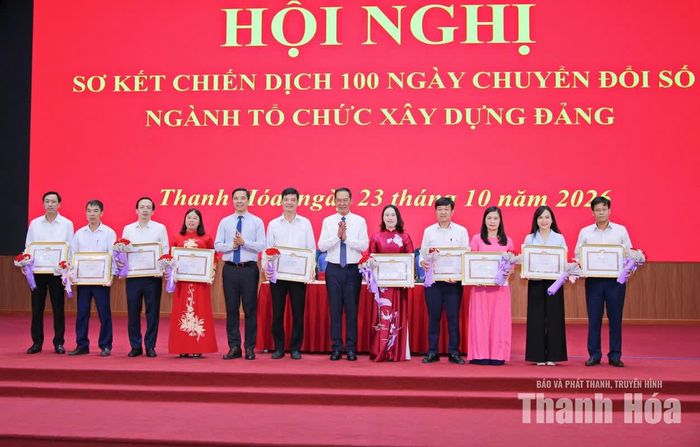 Phó Bí thư Thường trực Tỉnh ủy Nguyễn Hồng Phong và Phó Bí thư Tỉnh ủy Trịnh Tuấn Sinh trao Bằng khen của Ban Thường vụ Tỉnh ủy, tặng hoa cho các tập thể có thành tích xuất sắc trong thực hiện Chiến dịch 100 ngày chuyển đổi số ngành Tổ chức xây dựng Đảng tỉnh Thanh Hóa.