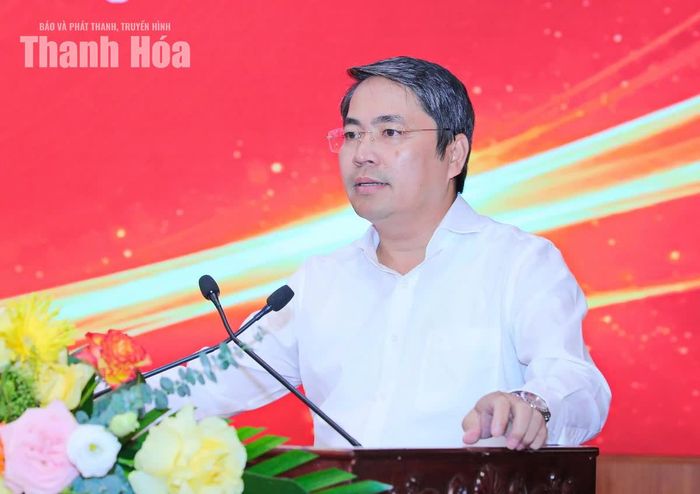Phó Chủ nhiệm Thường trực Ủy ban Kiểm tra Tỉnh ủy Phạm Tiến Dũng trao đổi về công tác kiểm tra giám sát.