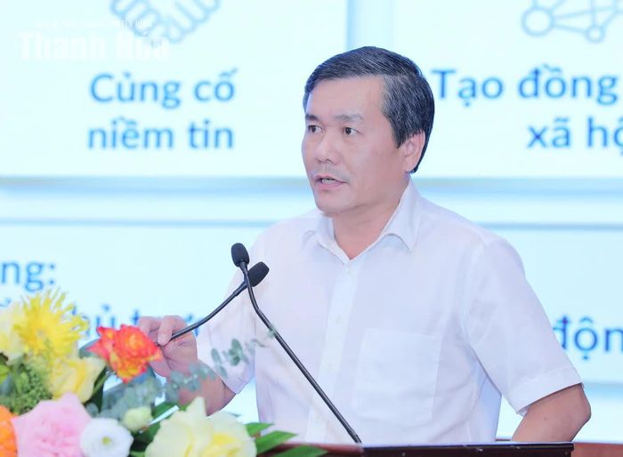 Phó Trưởng Ban Tuyên giáo Tỉnh ủy Phạm Văn Tuấn trao đổi về công tác tuyên giáo.