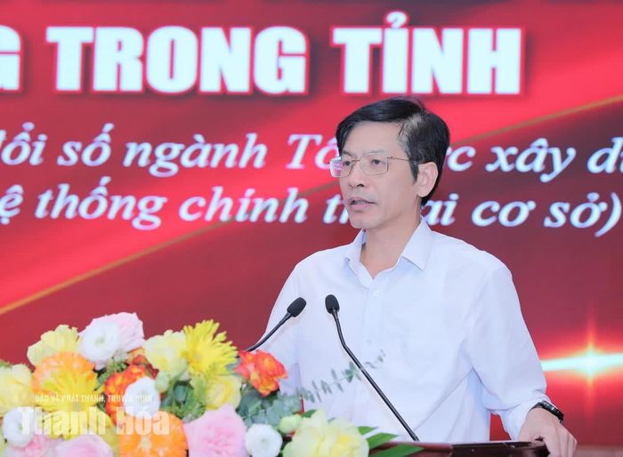 Giám đốc Báo và Phát thanh, truyền hình Thanh Hóa Phạm Văn Báu trao đổi về công tác phối hợp tuyên truyền giữa Báo và Phát thanh, truyền hình Thanh Hóa với đảng ủy các xã, phường.