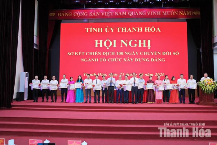 Phó Bí thư Thường trực Tỉnh ủy Nguyễn Hồng Phong và Phó Bí thư Tỉnh ủy Trịnh Tuấn Sinh trao Bằng khen của Ban Thường vụ Tỉnh ủy và tặng hoa cho các cá nhân có thành tích xuất sắc trong thực hiện Chiến dịch 100 ngày chuyển đổi số ngành Tổ chức xây dựng Đảng tỉnh Thanh Hóa.