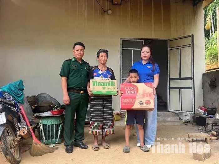 Nhóm từ thiện Cộng đồng 36 đồng hành cùng các Đồn Biên phòng Trung Lý và Đồn Biên phòng Yên Khương thực hiện chương trình “Nâng bước em tới trường”.