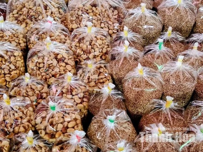 Sản vật nông nghiệp ở Hủa Phăn khá phong phú. Tại chợ Sầm Nưa, du khách có thể bắt gặp nhiều quầy hàng bán gạo, ngô, sắn, đậu, lạc... Một số chủ hàng đã chế biến sẵn các loại hạt và đóng vào túi nhỏ, thực khách mua về có thể thưởng thức luôn.
