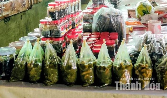 Những món canh được nấu chín, đóng sẵn vào túi để bán cho thực khách.