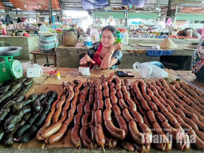 Sai oua (hay còn gọi là xúc xích Lào) là một trong những món ăn đặc trưng của người dân Lào. Nguyên liệu chính của món ăn này là thịt lợn, được tẩm ướp với các gia vị như sả, riềng, tỏi, ớt, lá chanh... Sai oua có hương vị đậm đà, thơm mùi thảo mộc. Người Lào thường nướng Sai oua trên lửa than và thưởng thức kèm xôi nếp nương.