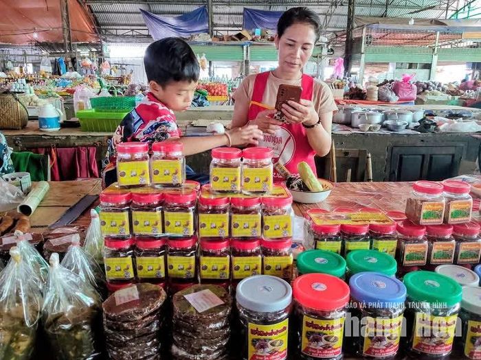 Quầy bán me ngâm, me sấy dẻo và các loại muối chấm. Món me Lào có vị chua ngọt, dẻo thơm, thường được ăn kèm với muối ớt, muối tôm.