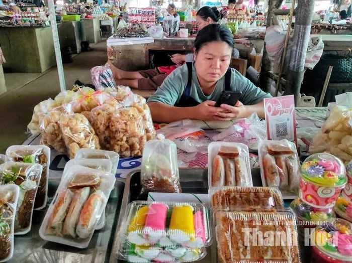 Quầy hàng với nhiều món ăn vặt như bánh ngọt, nem cuốn, bánh kem...