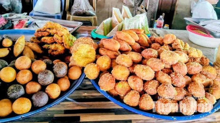 Các loại bánh rán được làm từ bột gạo, bột mì là món ăn vặt được người Lào yêu thích.