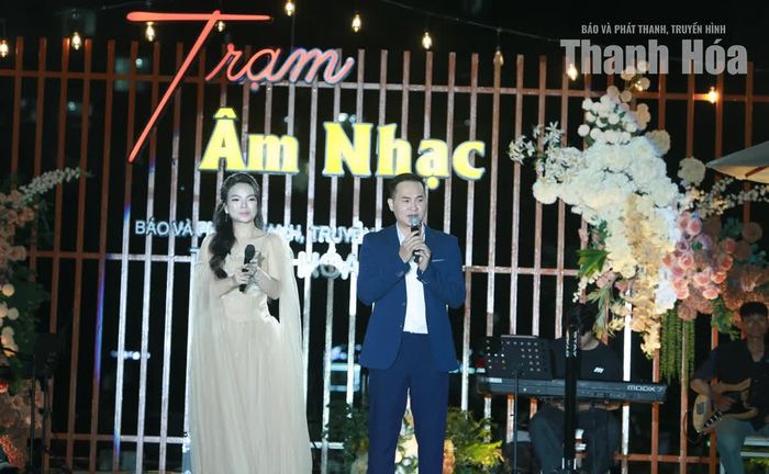 Ca sĩ Hoàng Nhật Minh giao lưu với MC và khán giả tại Trạm âm nhạc “Mơ về nơi xa lắm”.