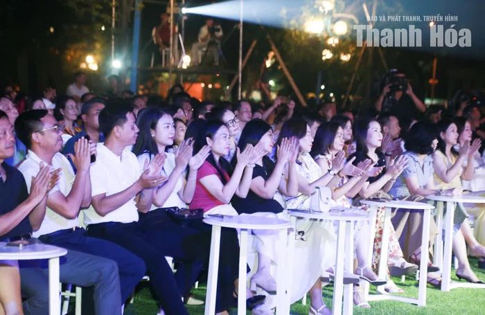 Đông đảo khán giả yêu nhạc xứ Thanh có mặt tại chương trình Trạm âm nhạc “Mơ về nơi xa lắm”.