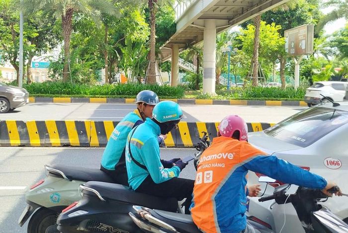 Lao động tài xế xe công nghệ tại Hà Nội. Ảnh: Thu Hằng.