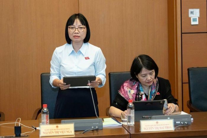 Đại biểu Nguyễn Thị Việt Nga, Phó Trưởng Đoàn đại biểu Quốc hội Hải Phòng phát biểu. Ảnh: Quochoi.vn