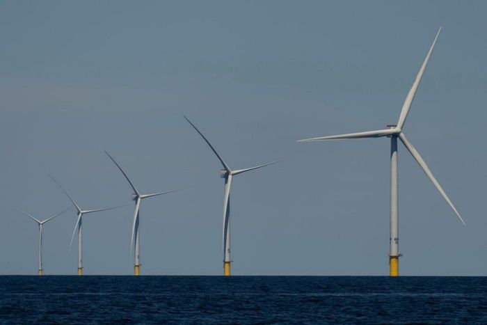 Các tua-bin gió tại trang trại điện gió ngoài khơi Vineyard Wind 1, ngoài khơi bang Massachusetts, Mỹ. Ảnh: AP
