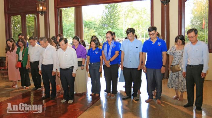 Sau buổi làm việc, đoàn công tác Viện Thông tin khoa học đến dâng hương tại Đền thờ Chủ tịch Tôn Đức Thắng.