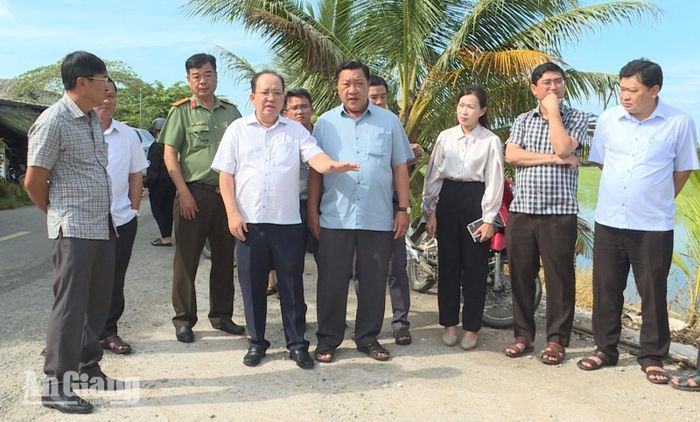 Đoàn công tác kiểm tra thực tế Dự án đường kênh Thứ 10, xã Tân Thạnh.
