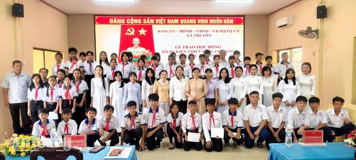 Trao học bổng cho 57 học sinh vượt khó, học giỏi xã Tri Tôn.