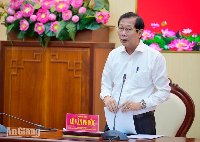 Phó Chủ tịch UBND tỉnh An Giang Lê Văn Phước báo cáo tại hội nghị.