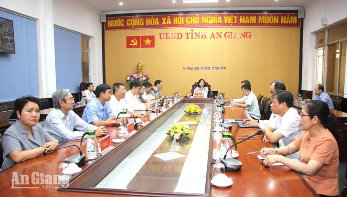 Quang cảnh Phó Chủ tịch UBND tỉnh An Giang Nguyễn Thị Minh Thúy chủ trì hội nghị tại điểm cầu An Giang.