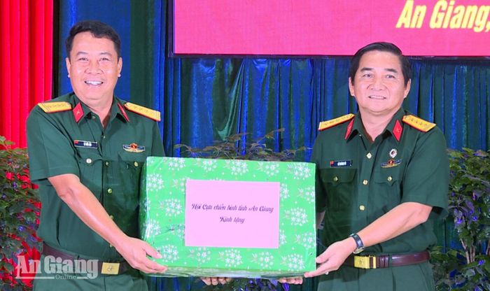 Hội Cựu chiến binh tỉnh An Giang tặng quà cán bộ, chiến sĩ Lữ đoàn 950, Quân khu 9.