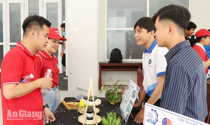 Sinh viên giới thiệu sản phẩm dự án “Mực đen KITCHEN - Sắc vị từ biển” đến đại biểu.