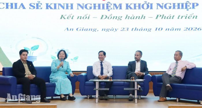 Các diễn giả chia sẻ kinh nghiệm khởi nghiệp, sáng tạo.