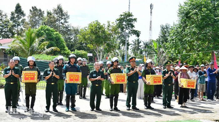 Ban Tổ chức diễn tập tỉnh cùng Đảng ủy, HĐND, UBND phường Vĩnh Thông trao quà cho các lực lượng trực tiếp tham gia thực binh.