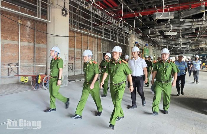 Đoàn kiểm tra khảo sát công trình, hạng mục phòng cháy, chữa cháy tại Ga hành khách T2 thuộc dự án đầu tư mở rộng Cảng hàng không Quốc tế Phú Quốc.