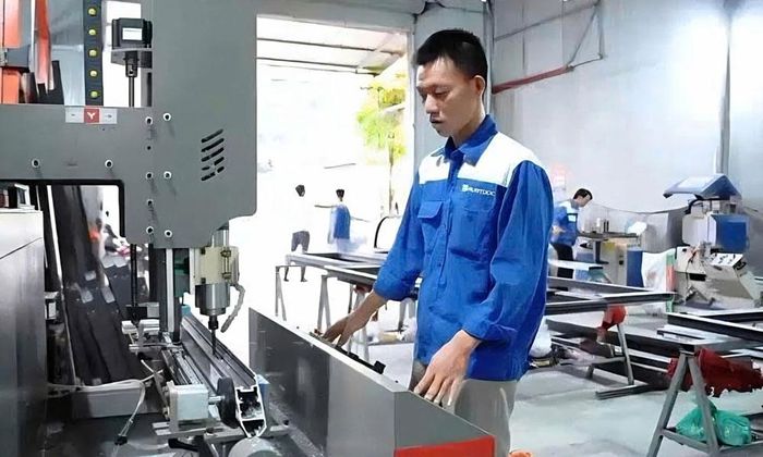  Công nhân Công ty trách nhiệm hữu hạn Sản xuất Thương mại và Dịch vụ Nam Hương (phường Hiệp Hòa) vận hành dây chuyền sản xuất. 