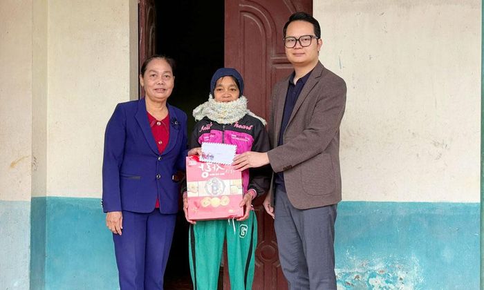 Bí thư Chi bộ Lê Công Tuấn trao quà Tết cho người nghèo ở thôn.
