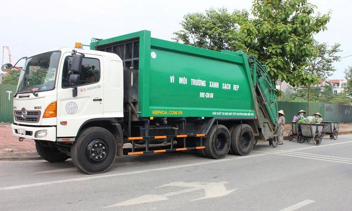  Công ty cổ phần Môi trường và Công trình đô thị Bắc Ninh thu gom, vận chuyển rác thải. 