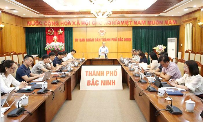 Đồng chí Mai Sơn chủ trì buổi làm việc với Sở Giáo dục và Đào tạo.