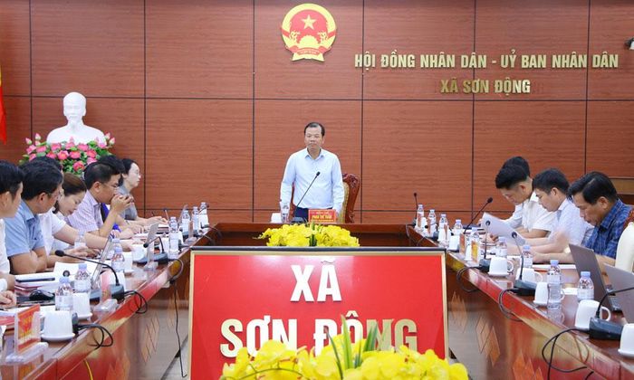Đồng chí Phan Thế Tuấn kiểm tra tiến độ thực hiện Nghị quyết số 15 và Chương trình Mục tiêu quốc gia với lãnh đạo các xã.