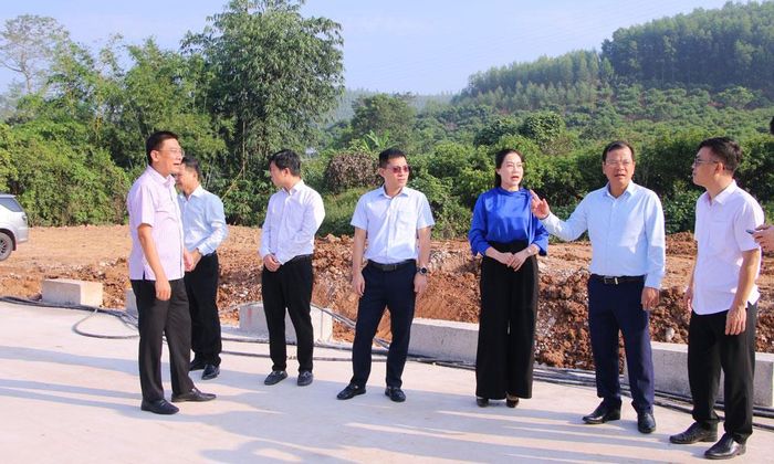 Đồng chí Phan Thế Tuấn kiểm tra tiến độ thi công ngầm dân sinh Suối Chòi, thôn Đồng Tiến, xã Yên Định.