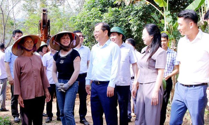 Người dân thôn Đình, xã Sơn Động phấn khởi chia sẻ niềm vui sắp có đường giao thông mới với lãnh đạo thành phố.