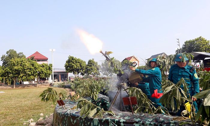  Lực lượng súng máy phòng không 12,7mm dân quân thực hành đánh địch tiến công hỏa lực đường không. 
