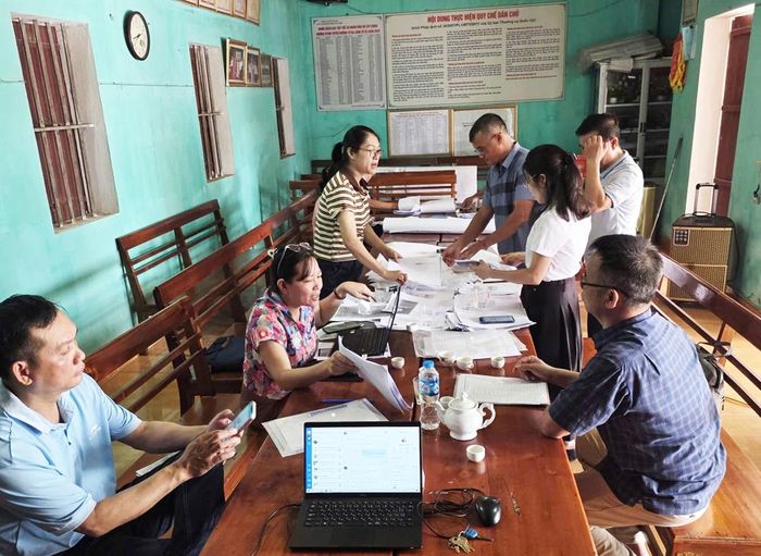  Tổ dân phố Tiến Thịnh thu thập dữ liệu, hướng dẫn người dân cập nhật thông tin trên nền tảng số. 