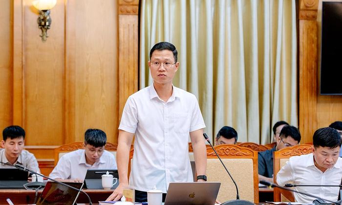 Giám đốc Sở Khoa học và Công nghệ báo cáo một số vấn đề liên quan đến việc triển khai các bài toán lớn.