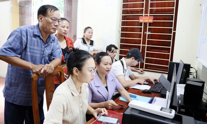  Thành viên Tổ công nghệ số cộng đồng tổ dân phố Cô Mễ (phường Vũ Ninh) hỗ trợ người dân nộp hồ sơ thủ tục hành chính ngay tại khu dân cư. 