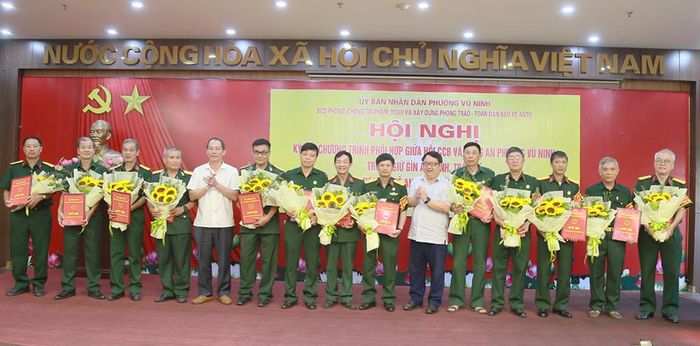 Lãnh đạo phường Vũ Ninh trao Quyết định thành lập và chúc mừng các Tổ tự quản về an ninh, trật tự.