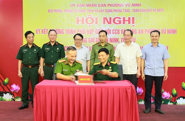 Lãnh đạo Công an và Hội Cựu chiến binh phường Vũ Ninh ký kết Quy chế phối hợp.