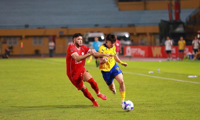 Pha tranh bóng quyết liệt của các cầu thủ Bắc Ninh FC (áo vàng) và Thể Công Viettel.