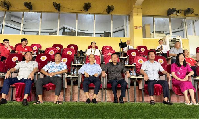 Các đại biểu dự khán và cổ vũ đội bóng Bắc Ninh FC.