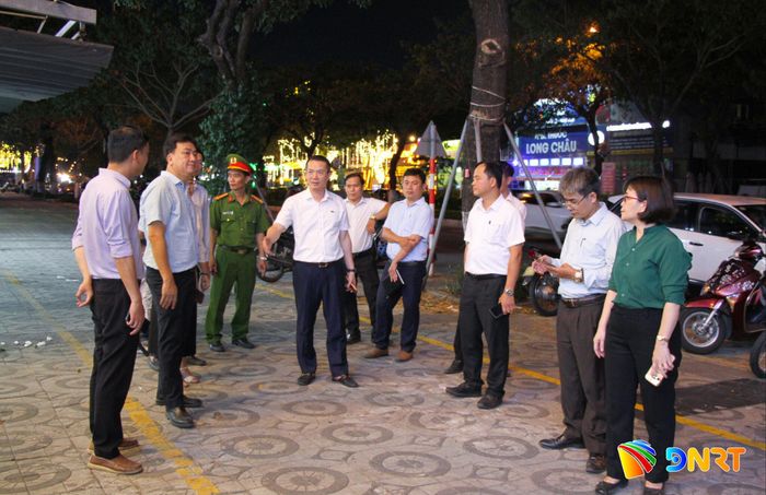 Lãnh đạo phường Hòa Xuân kiểm tra việc thực hiện Chỉ thị 14-CT/TU của Thành ủy. Ảnh: Trung Trực