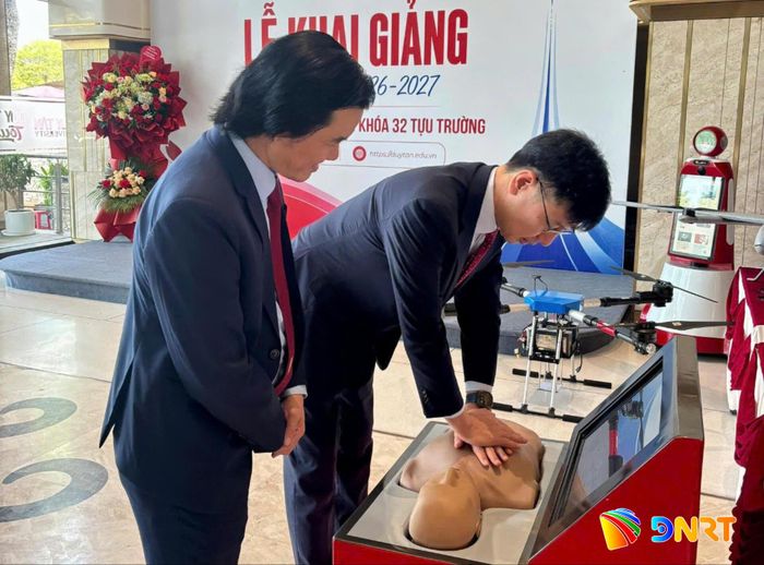 PGS.TS. Nguyễn Gia Như (bên trái) với công trình nghiên cứu đã được thương mại hóa của Đại học Duy Tân: Máy hỗ trợ huấn luyện kỹ năng hồi sinh tim phổi. Ảnh: NVCC