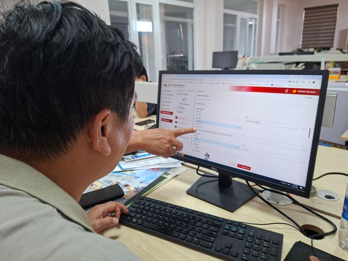 Cập nhật thông tin đảng viên trên ứng dụng Sổ tay đảng viên điện tử. Ảnh: L.V