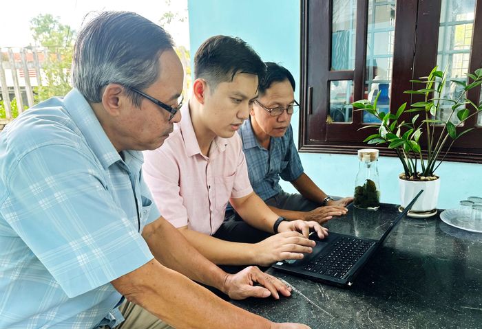 Cán bộ xã Đức Phú rà soát thông tin hồ sơ, xử lý chất lượng hình ảnh và tải dữ liệu lên hệ thống. Ảnh: Đảng ủy xã Đức Phú