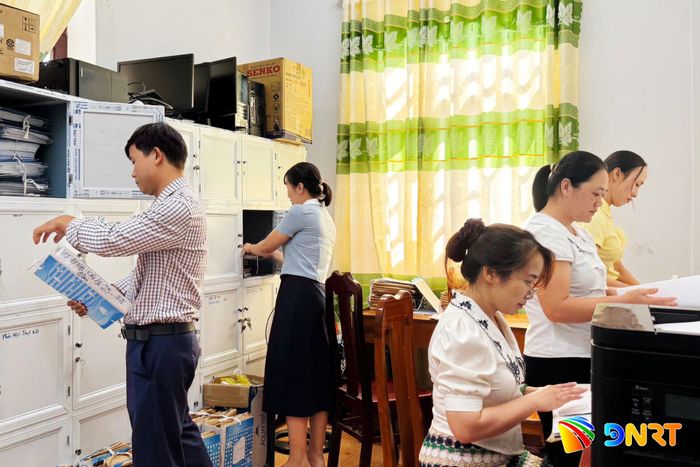 Tổ chỉnh lý và số hóa hồ sơ Đảng ủy xã Quế Phước phấn đấu hoàn tất số hóa hồ sơ trước 30/6/2027. Ảnh: PHAN VINH