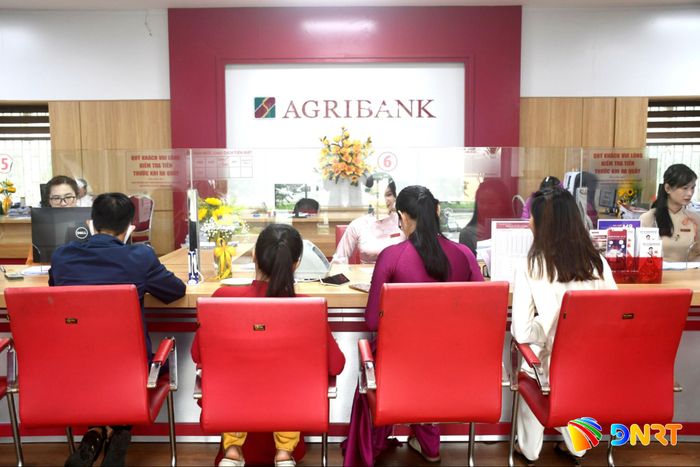 Khách hàng đến giao dịch tại Ngân hàng Nông nghiệp và Phát triển nông thôn chi nhánh Quảng Nam. Ảnh: QUANG VIỆT