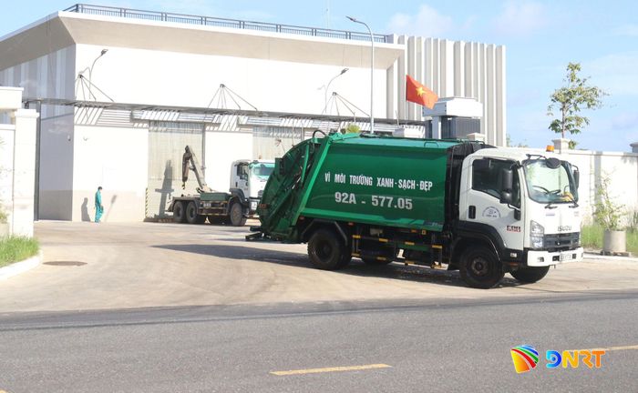 Vận chuyển rác từ đô thị Hội An ra Trạm trung chuyển rác khu vực Cẩm Lệ (phường Hòa Xuân). Ảnh: HOÀNG HIỆP