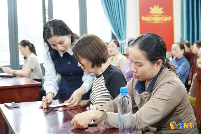 Trưởng thôn Sông Trà Phạm Thị Tuyết Linh hướng dẫn người dân cài đặt Mini App Chính quyền điện tử xã Phước Trà, Mini App thôn Sông Trà. Ảnh: N.ĐOAN